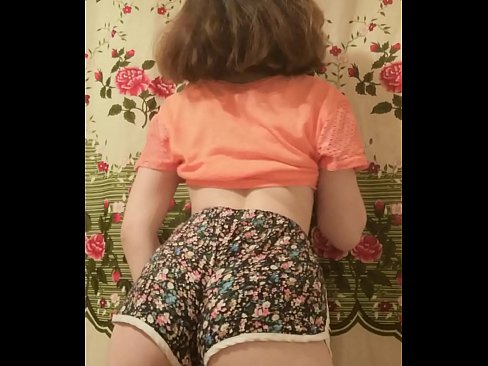 ❤️ Sexet ung babe laver en striptease ved at filme sine shorts på kamera ❤️ Porno at da.sexygirlspics.ru